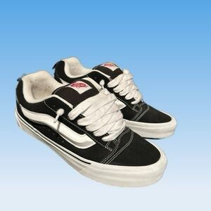 Van’s Knuckles Skool White and Black